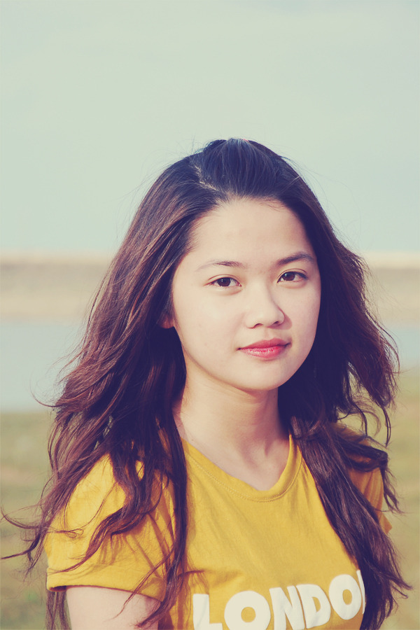 对面窗边有一个已婚妇女